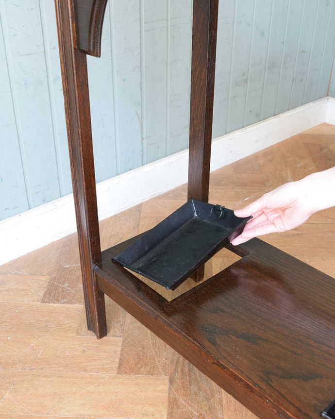 アンティークの玄関収納　アンティーク家具　収納つきで機能的な英国輸入のアンティークステッキスタンド（傘立て）。安心して使えるポイント濡れたままの傘を入れて大丈夫なように雨受けが付いています。(q-1172-f)