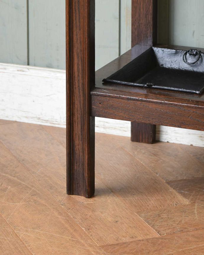 アンティークの玄関収納　アンティーク家具　収納つきで機能的な英国輸入のアンティークステッキスタンド（傘立て）。持ち上げなくても移動できます！Handleのアンティークは、脚の裏にフェルトキーパーをお付けしていますので、持ち上げなくても床を滑らせて移動させることが出来ます。(q-1172-f)