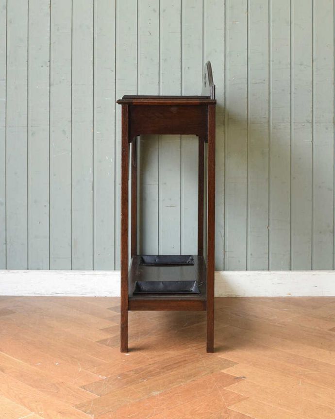 アンティークの玄関収納　アンティーク家具　収納つきで機能的な英国輸入のアンティークステッキスタンド（傘立て）。横顔も美しく！こんな風に見えます専門の職人が、一度バラしてキレイに組み直しました。(q-1172-f)