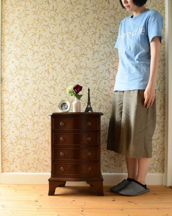 アンティークのチェスト アンティーク家具 マホガニー材のベッドサイドチェスト、小さい英国アンティーク家具。大人の雰囲気漂う人気の英国チェストとにかく人気のあるデザイン。(q-1173-f)