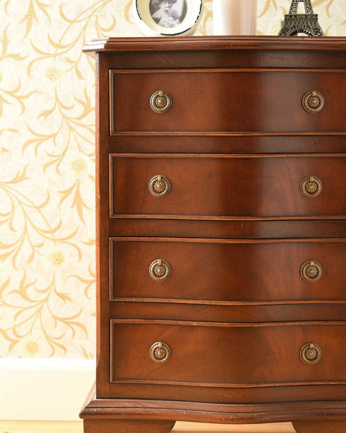 アンティークのチェスト アンティーク家具 マホガニー材のベッドサイドチェスト、小さい英国アンティーク家具。ちょっと背伸びした人気の脚のデザイン脚元を見てみるとブラケットフィート。(q-1173-f)