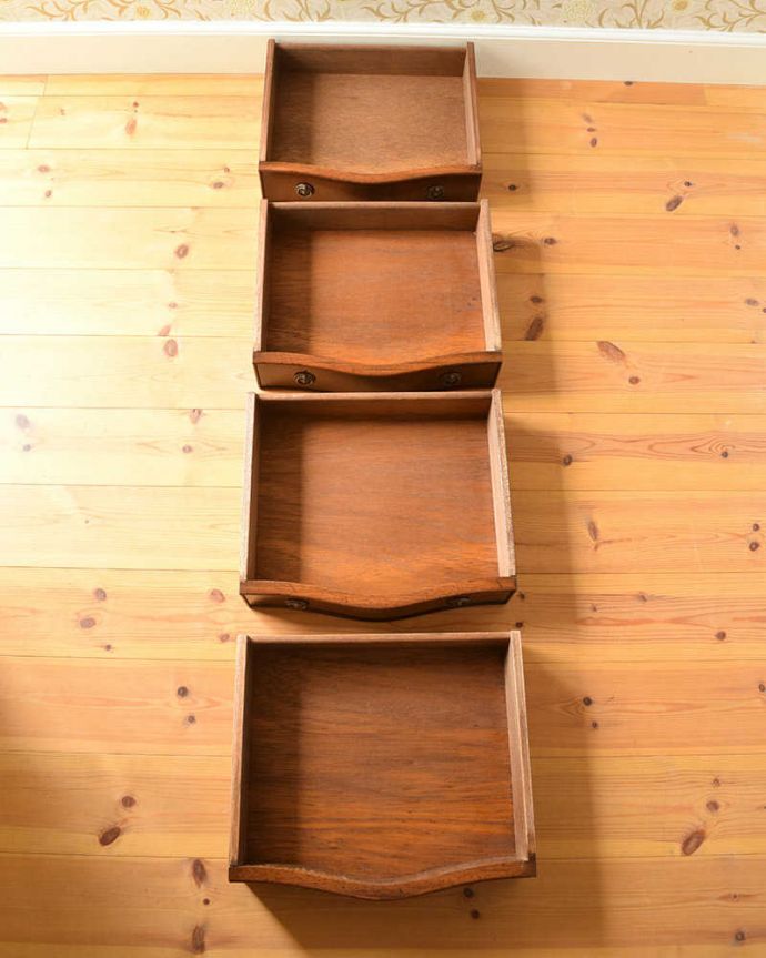 アンティークのチェスト アンティーク家具 マホガニー材のベッドサイドチェスト、小さい英国アンティーク家具。キレイに修復しましたお洋服を入れてもいいように、引き出しの中も職人がキレイに修復しました。(q-1173-f)