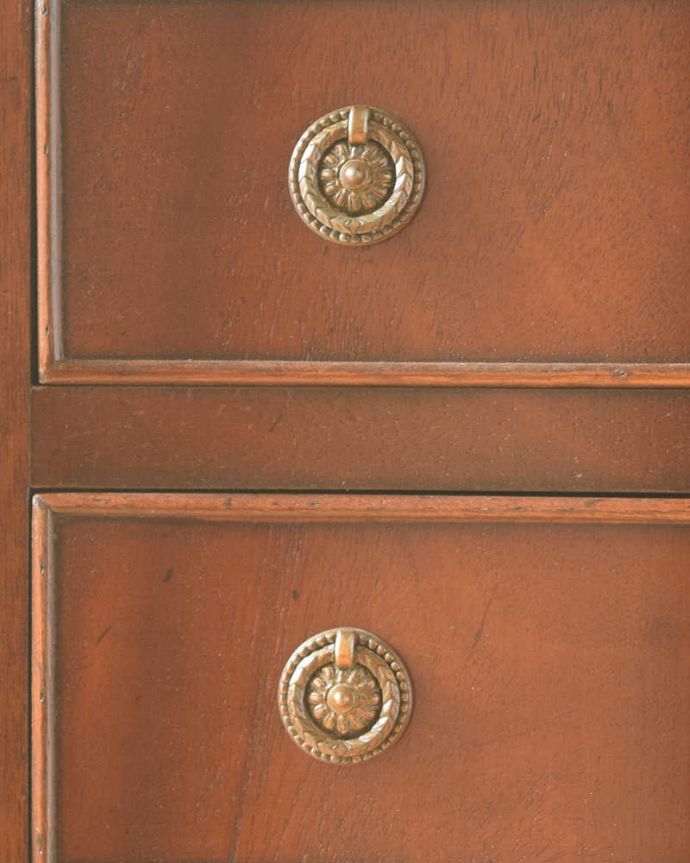 アンティークのチェスト アンティーク家具 マホガニー材のベッドサイドチェスト、小さい英国アンティーク家具。アンティークらしい取っ手アンティーク家具は取っ手のデザインまで、なんだか高級感があるんですよね。(q-1173-f)