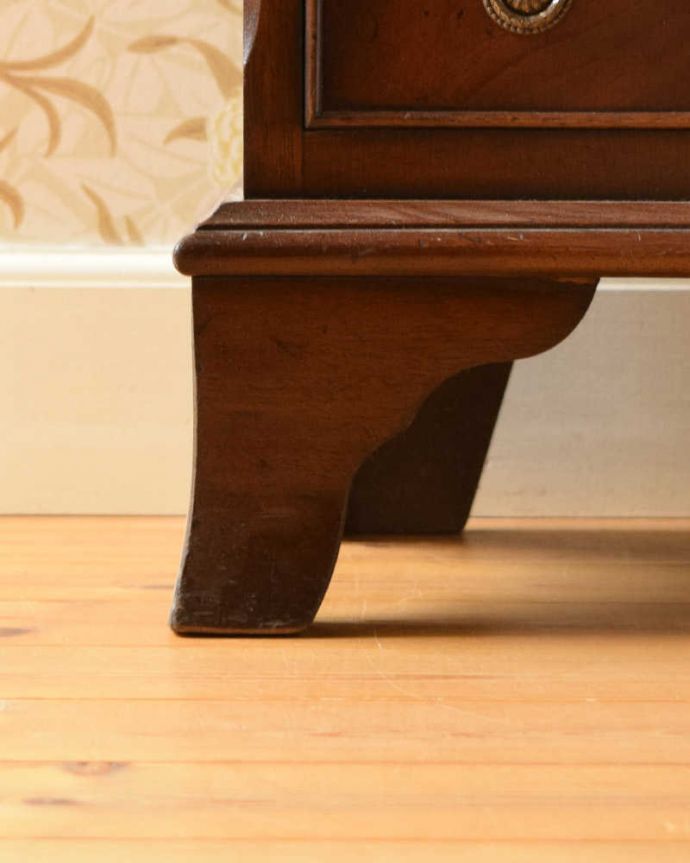 アンティークのチェスト アンティーク家具 マホガニー材のベッドサイドチェスト、小さい英国アンティーク家具。女性1人でラクラク運べちゃう仕掛けHandleのアンティークは、脚の裏にフェルトキーパーをお付けしています。(q-1173-f)