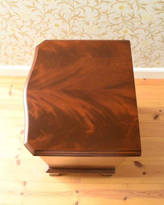 アンティークのチェスト アンティーク家具 マホガニー材のベッドサイドチェスト、小さい英国アンティーク家具。ピカピカに仕上げました修復の時、天板もキレイに仕上げました。(q-1173-f)