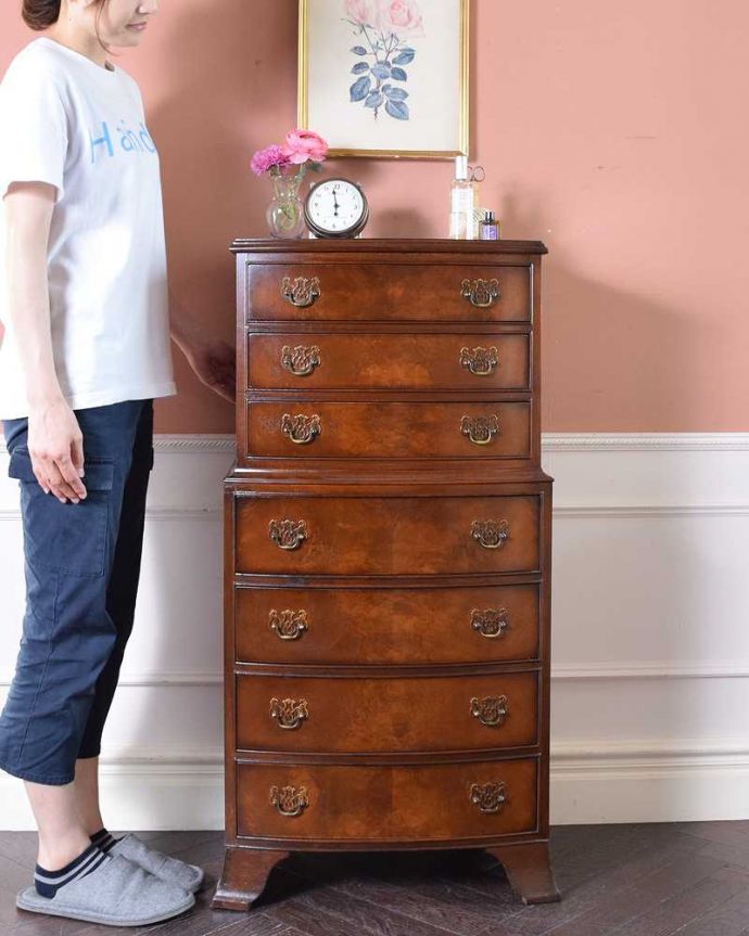 アンティークのチェスト　アンティーク家具　ウォルナット材の贅沢な木目、アンティーク家具のトールボーイ７段チェスト（チェストオンチェスト）。チェストの上に、もう1つチェスト！まるで2つのチェストが重なっているようなデザインのトールボーイ。(q-1175-f)