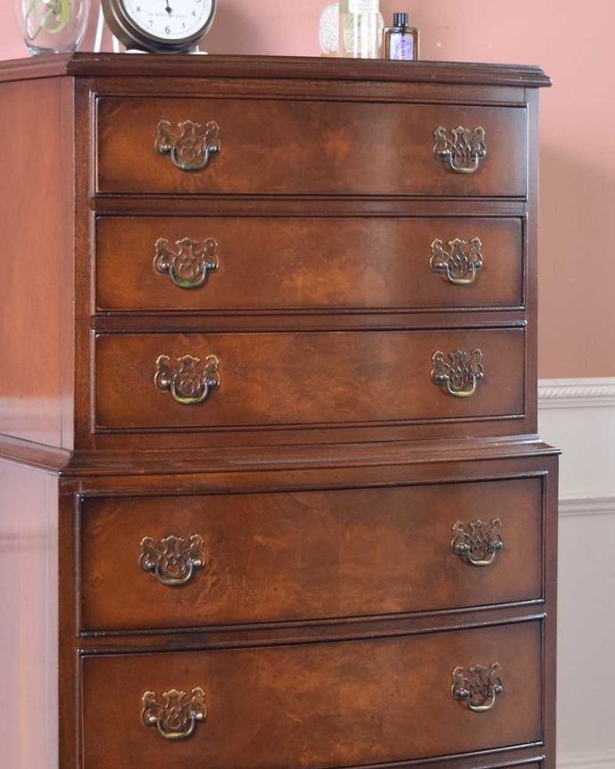 アンティークのチェスト　アンティーク家具　ウォルナット材の贅沢な木目、アンティーク家具のトールボーイ７段チェスト（チェストオンチェスト）。木目のツヤツヤ感。(q-1175-f)