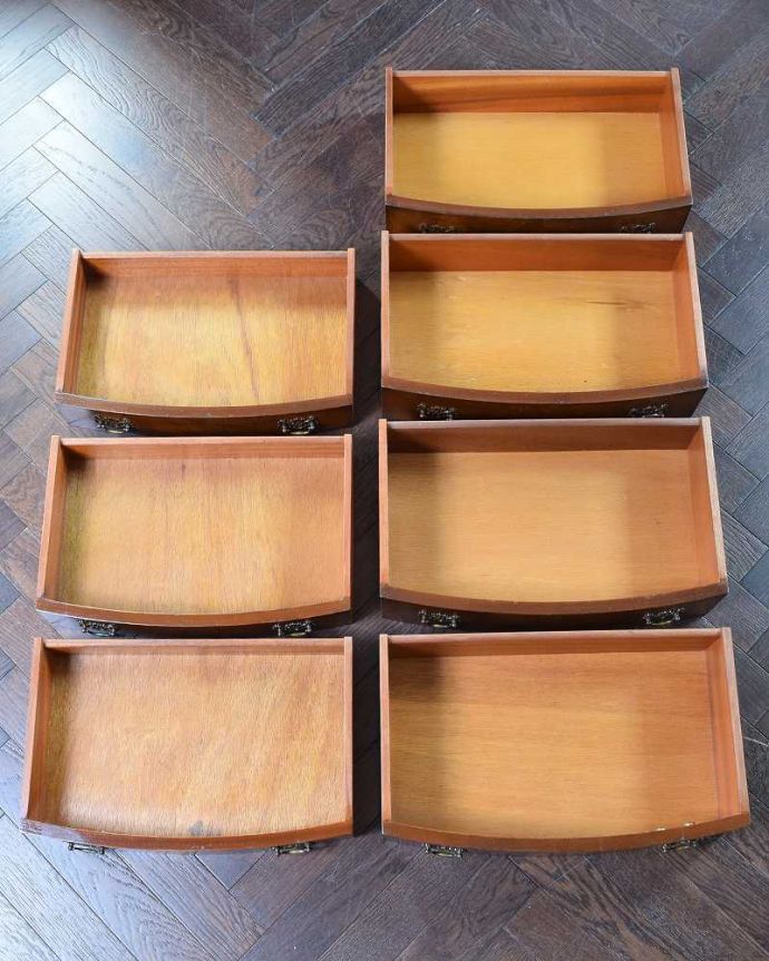 アンティークのチェスト　アンティーク家具　ウォルナット材の贅沢な木目、アンティーク家具のトールボーイ７段チェスト（チェストオンチェスト）。もちろん、キレイに修復しました。(q-1175-f)