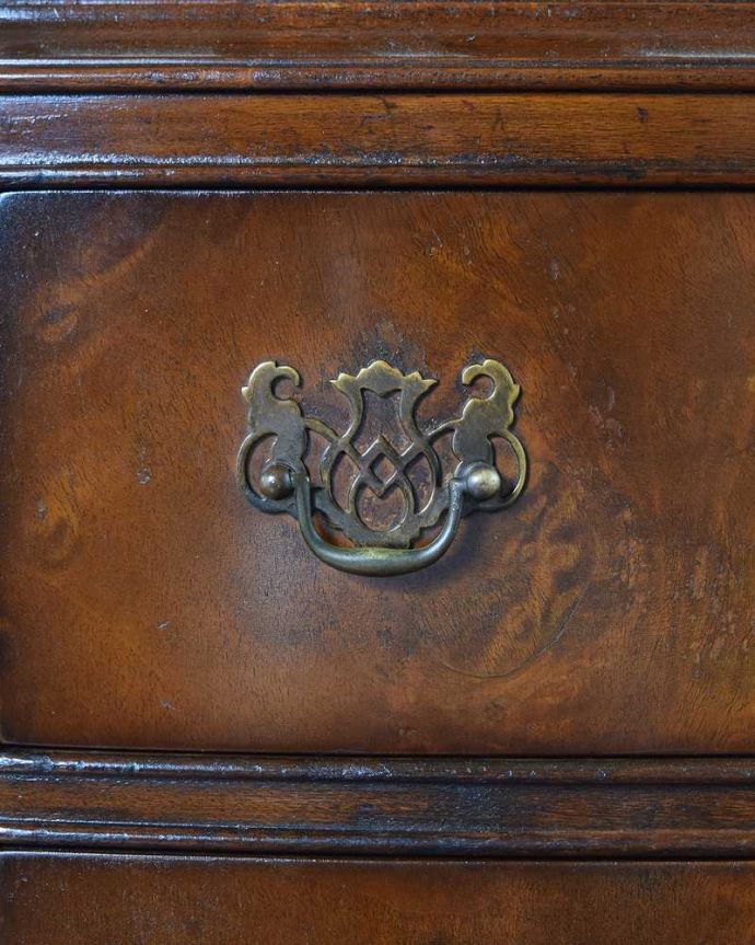 アンティークのチェスト　アンティーク家具　ウォルナット材の贅沢な木目、アンティーク家具のトールボーイ７段チェスト（チェストオンチェスト）。開ける度にワクワクする取っ手アンティークらしいデザインの取っ手をそっと引っ張って中を開けるたびに、宝箱を開けている気分です。(q-1175-f)