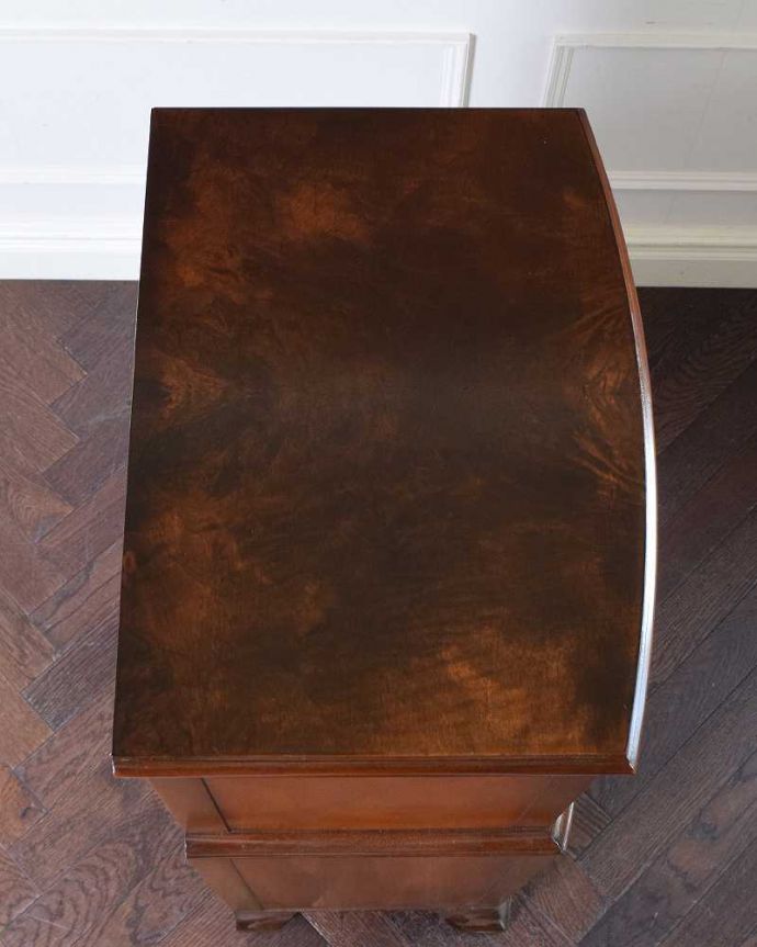 アンティークのチェスト　アンティーク家具　ウォルナット材の贅沢な木目、アンティーク家具のトールボーイ７段チェスト（チェストオンチェスト）。何を置こうかな･･･？チェストを形を上から見るとこんな感じです。(q-1175-f)