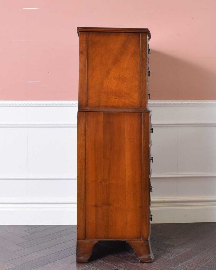 アンティークのチェスト　アンティーク家具　ウォルナット材の贅沢な木目、アンティーク家具のトールボーイ７段チェスト（チェストオンチェスト）。横顔も美しく！こんな風に見えますもちろん、横側もキレイに修復しているので、横顔もキレイです。(q-1175-f)