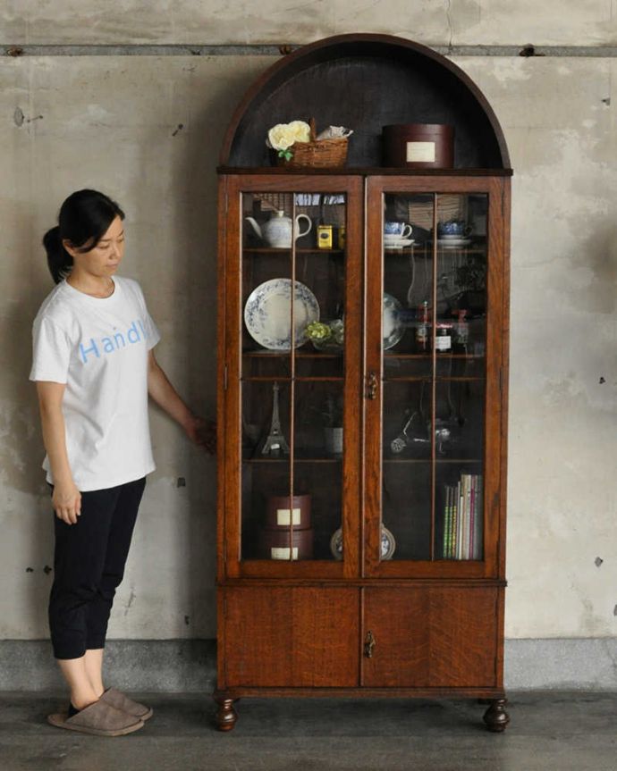 アンティークのキャビネット　アンティーク家具　美しいアーチのかたち、英国アンティーク家具のガラスキャビネット（ブックケース） 。英国らしい堂々とした風格のあるキャビネット重厚感ある佇まいで、落ち着いた雰囲気を演出してくれる所が英国アンティークのよさ。(q-1176-f)
