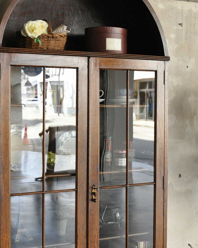 アンティークのキャビネット　アンティーク家具　美しいアーチのかたち、英国アンティーク家具のガラスキャビネット（ブックケース） 。ガラス越しに中をのぞいてみると･･･中に入れたものが、どんなものでも、ちょっと高級に見えちゃうんです。(q-1176-f)