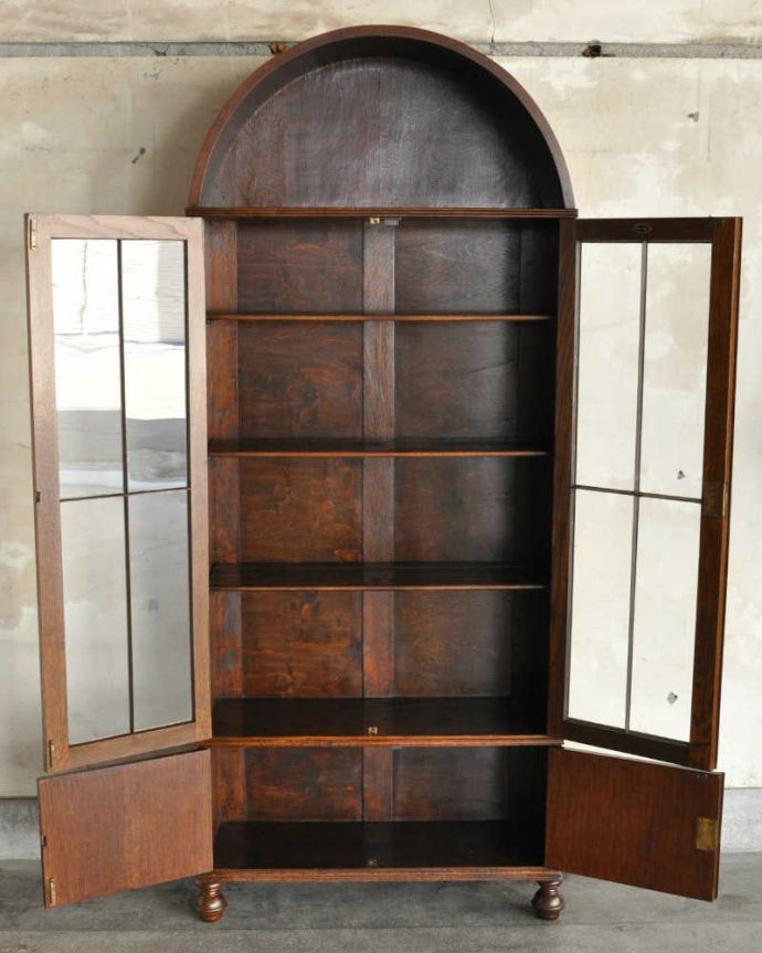 アンティークのキャビネット　アンティーク家具　美しいアーチのかたち、英国アンティーク家具のガラスキャビネット（ブックケース） 。扉を開けると、中はこんな感じです職人さんが、中に何を入れてもいいようにキレイに修復して仕上げました。(q-1176-f)