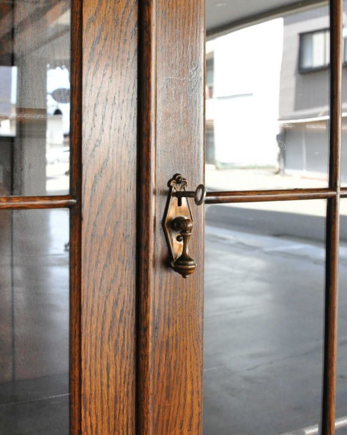 アンティークのキャビネット　アンティーク家具　美しいアーチのかたち、英国アンティーク家具のガラスキャビネット（ブックケース） 。開ける度にワクワク･･･取っ手もアンティークらしいデザイン。(q-1176-f)