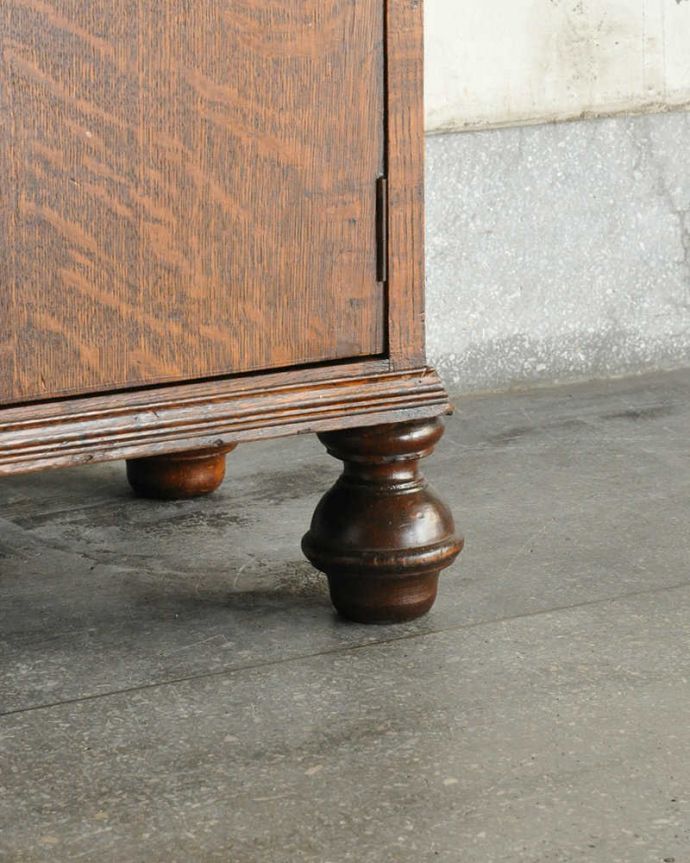 アンティークのキャビネット　アンティーク家具　美しいアーチのかたち、英国アンティーク家具のガラスキャビネット（ブックケース） 。女性1人でラクラク運べちゃう仕掛けHandleのアンティークは、脚の裏にフェルトキーパーをお付けしています。(q-1176-f)