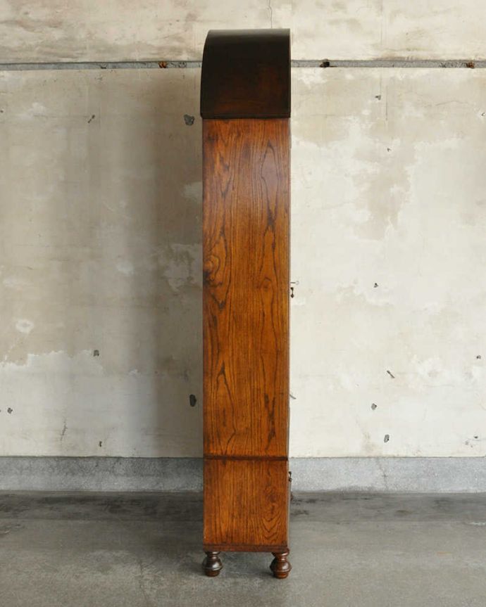 アンティークのキャビネット　アンティーク家具　美しいアーチのかたち、英国アンティーク家具のガラスキャビネット（ブックケース） 。横から見てもステキ横から見るとこんな感じ。(q-1176-f)