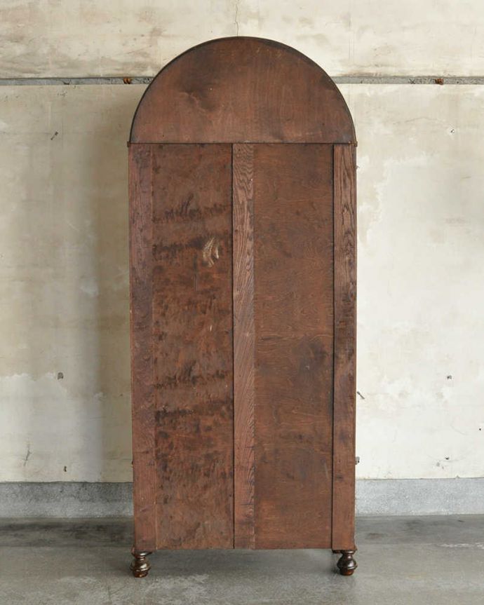 アンティークのキャビネット　アンティーク家具　美しいアーチのかたち、英国アンティーク家具のガラスキャビネット（ブックケース） 。メンテナンスしてあるので後姿もキレイ！アンティークは新品ではないので、もちろん経年変化によるキズはありますが、専門の職人がキレイにお直しをしているので、後ろ姿までキレイです。(q-1176-f)