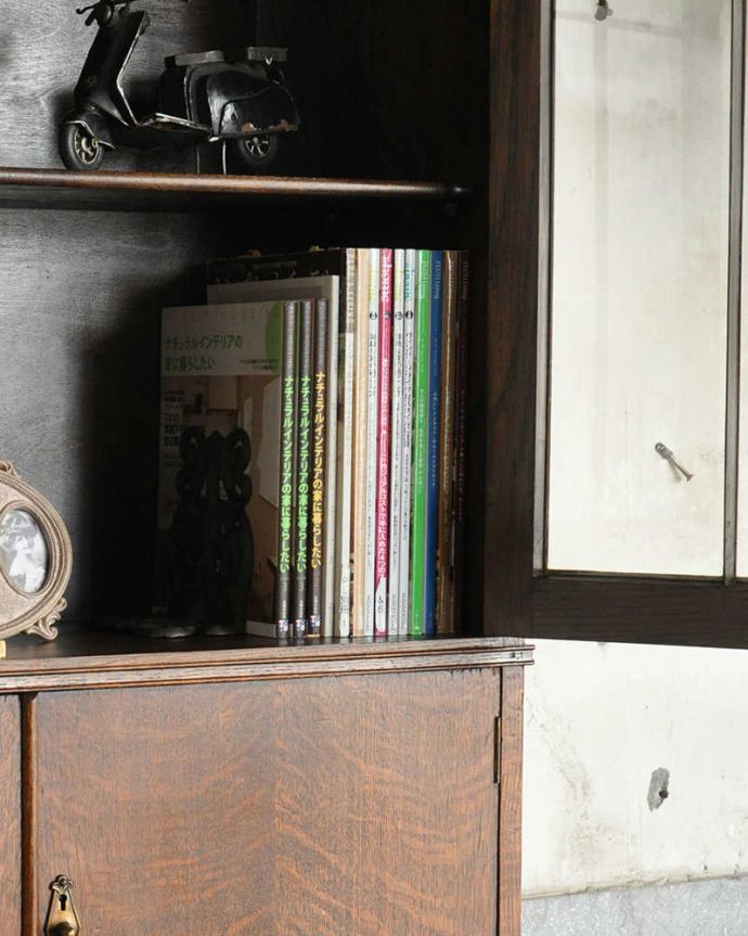 アンティークのキャビネット　アンティーク家具　美しいアーチのかたち、英国アンティーク家具のガラスキャビネット（ブックケース） 。A4サイズの雑誌も収納できる優等生雑誌まで収納できる高さ！本や雑誌もたっぷり収納出来ます。(q-1176-f)