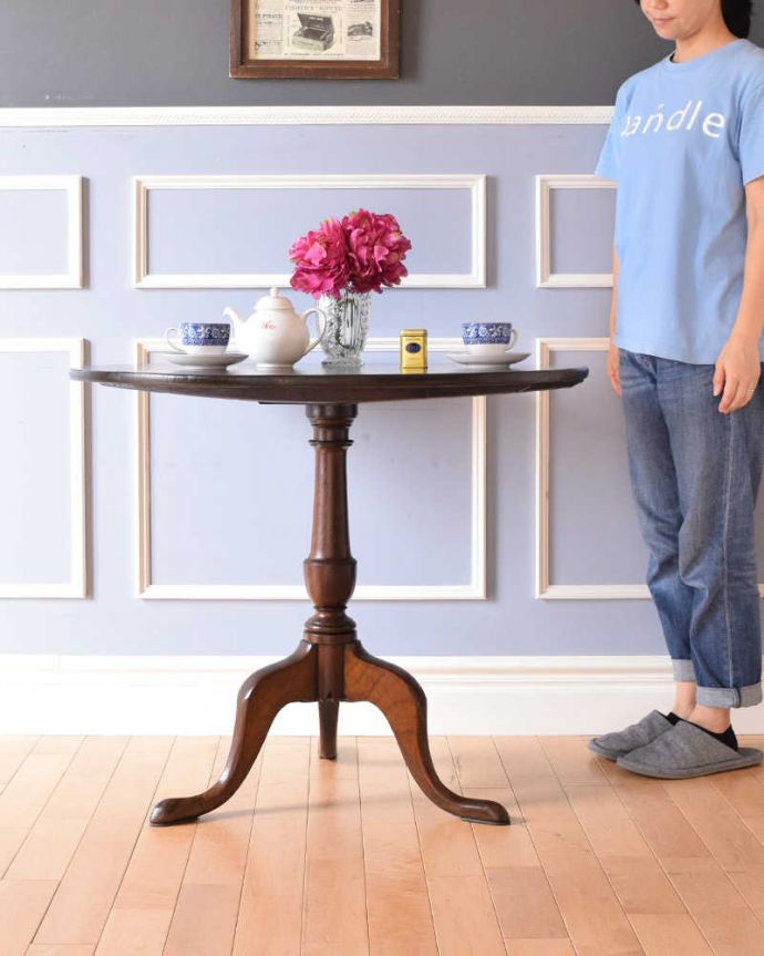 アンティークのテーブル　アンティーク家具　天板を立てて使えるアンティーク家具、ティルトップテーブル。使う時に天板をセット！便利な折りたたみ式のテーブルティルトップテーブルは、使う時に天板をセットするだけで、あっという間にテーブルに早変わりしちゃうんです。(q-1177-f)