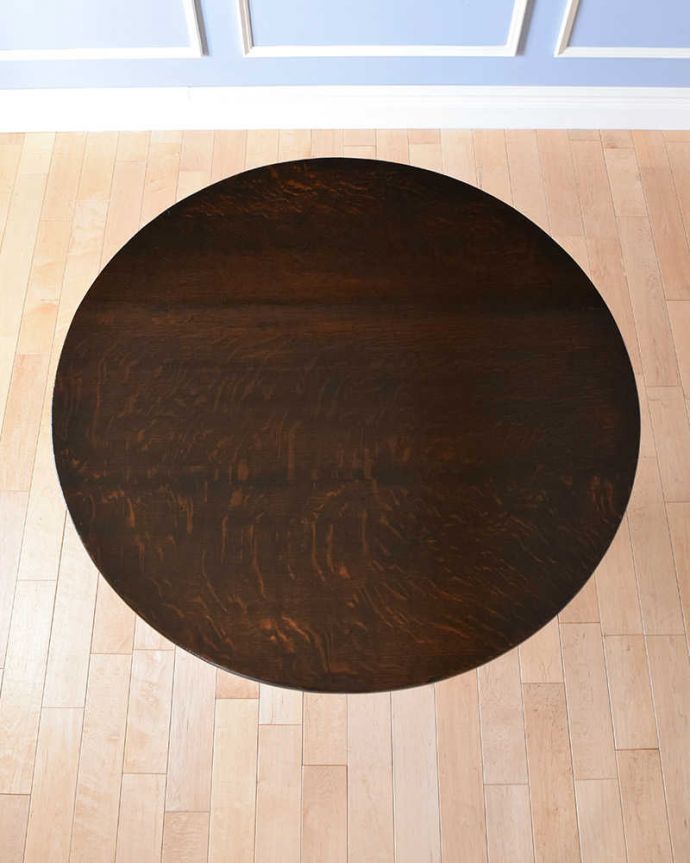 アンティークのテーブル　アンティーク家具　天板を立てて使えるアンティーク家具、ティルトップテーブル。テーブルを上から見ると、こんな感じです。(q-1177-f)