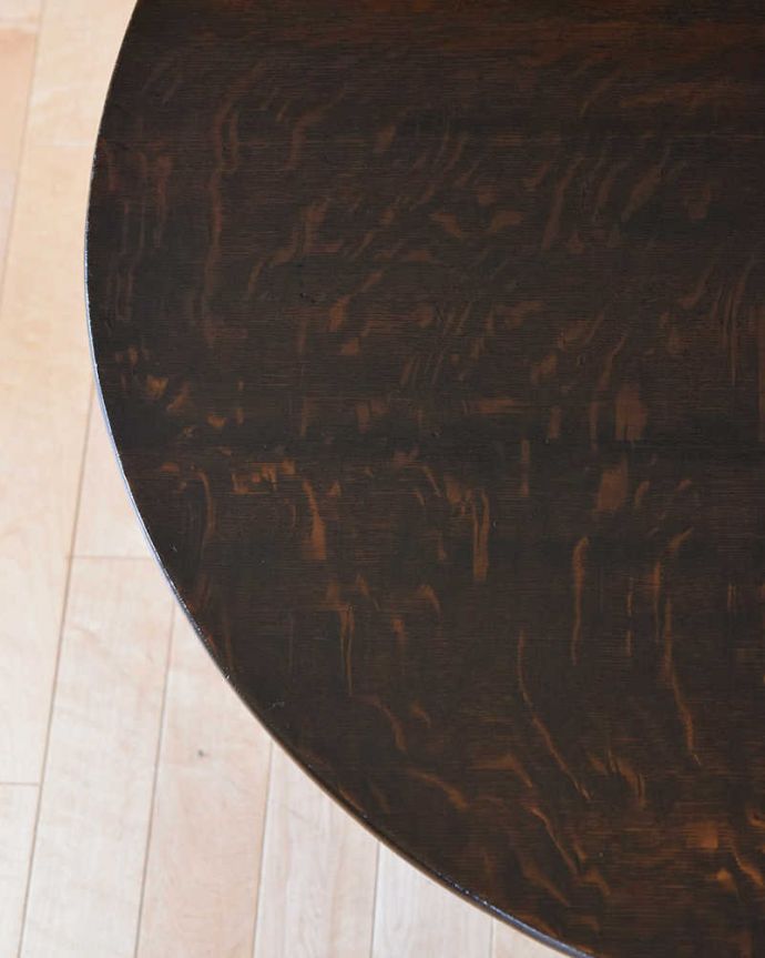 アンティークのテーブル　アンティーク家具　天板を立てて使えるアンティーク家具、ティルトップテーブル。ピッカピカに修復しました☆天板の塗装は職人がキレイに修復しているので、とてもキレイです！安心して使って下さい。(q-1177-f)