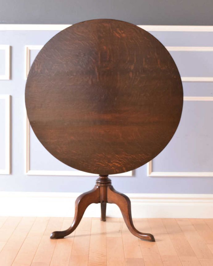 アンティークのテーブル　アンティーク家具　天板を立てて使えるアンティーク家具、ティルトップテーブル。立てて見ると、スクリーン畳んだ所を正面から見るとこんな感じ。(q-1177-f)