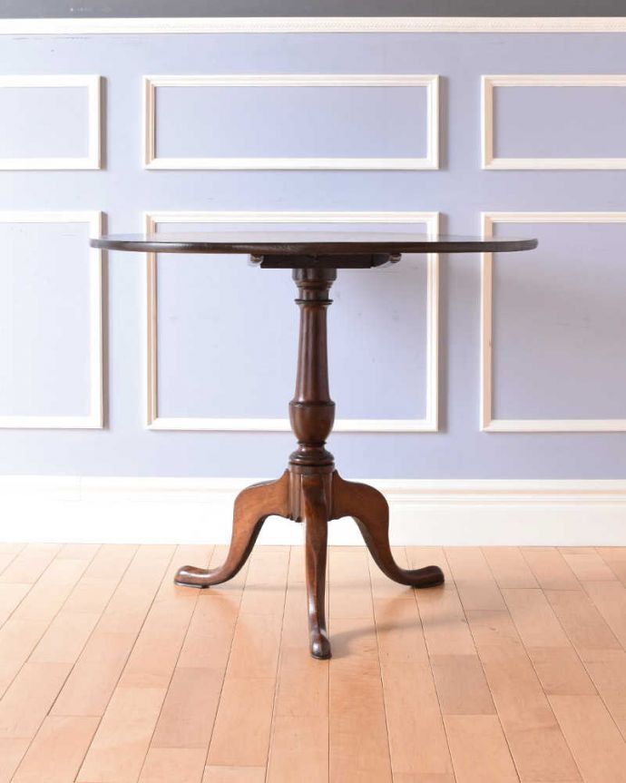 アンティークのテーブル　アンティーク家具　天板を立てて使えるアンティーク家具、ティルトップテーブル。サイドはこんな感じ横から見るとこんな感じ。(q-1177-f)