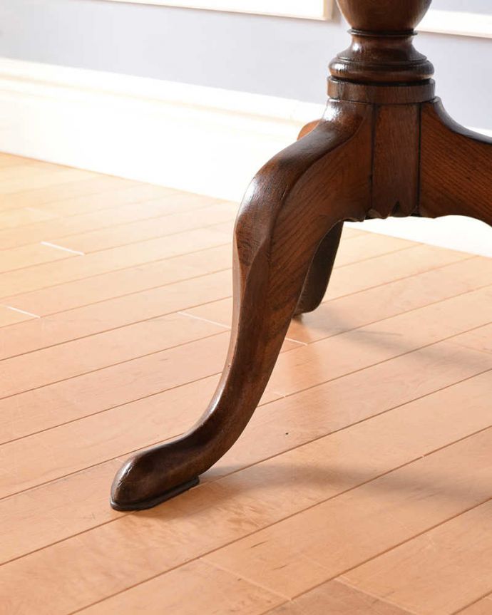 アンティークのテーブル　アンティーク家具　天板を立てて使えるアンティーク家具、ティルトップテーブル。持ち上げなくても移動できます！Handleのアンティークは、脚の裏にフェルトキーパーをお付けしていますので、床を滑らせてれば女性1人でも移動が簡単です。(q-1177-f)