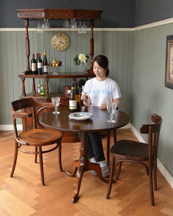 アンティークのテーブル　アンティーク家具　天板を立てて使えるアンティーク家具、ティルトップテーブル。あっという間にセッティング出来ちゃう丸いテーブル普段は畳んで収納出来るティルトップテーブル。(q-1177-f)