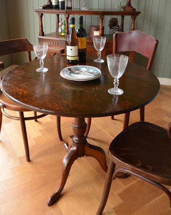 アンティークのテーブル　アンティーク家具　天板を立てて使えるアンティーク家具、ティルトップテーブル。英国の空気が流れるダイニングセットチョコレート色のカッコイイ英国テーブルと、ベントウッドチェアを組み合わせれば、イギリスらしいダイニングが完成です。(q-1177-f)