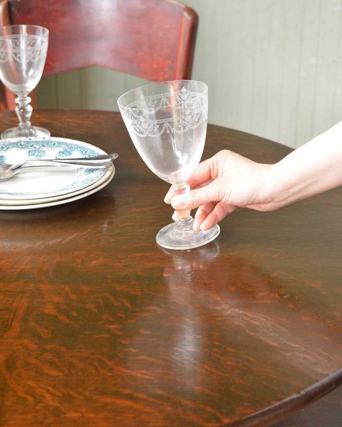 アンティークのテーブル　アンティーク家具　天板を立てて使えるアンティーク家具、ティルトップテーブル。お茶をしたり、物書きをしたり、パソコンを置いて仕事をしたりも出来るしっかりしたキレイな天板です。(q-1177-f)