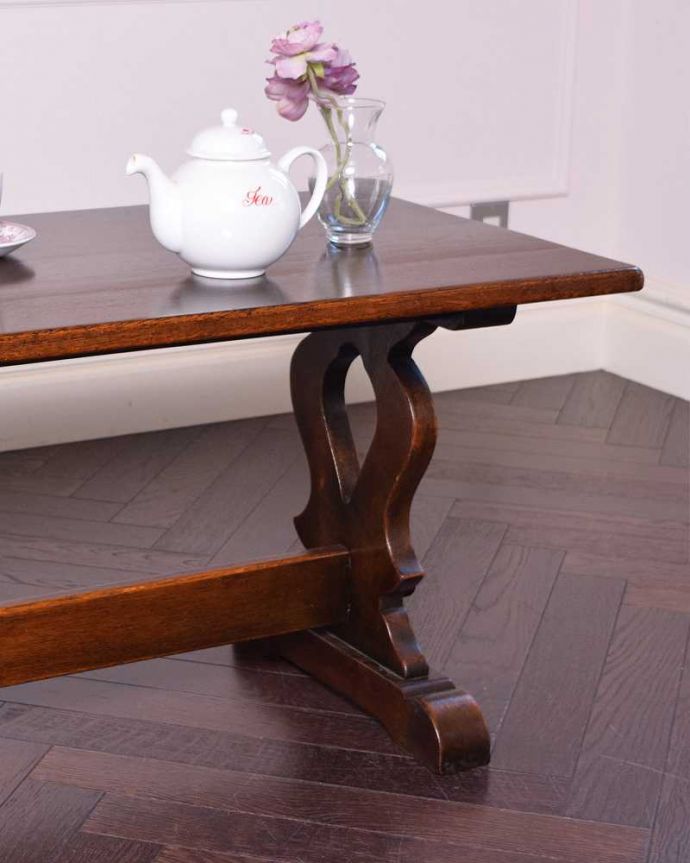 アンティークのテーブル アンティーク家具 英国スタイルのアンティーク家具、オーク材の重厚感あるコーヒーテーブル。凝った彫りの入った脚のデザイン脚のデザインだけ見ても、アンティークらしさが感じられるんです。(q-1179-f)