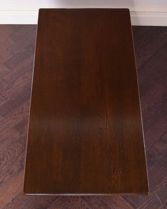 アンティークのテーブル アンティーク家具 英国スタイルのアンティーク家具、オーク材の重厚感あるコーヒーテーブル。上から見るとこんな感じ。(q-1179-f)