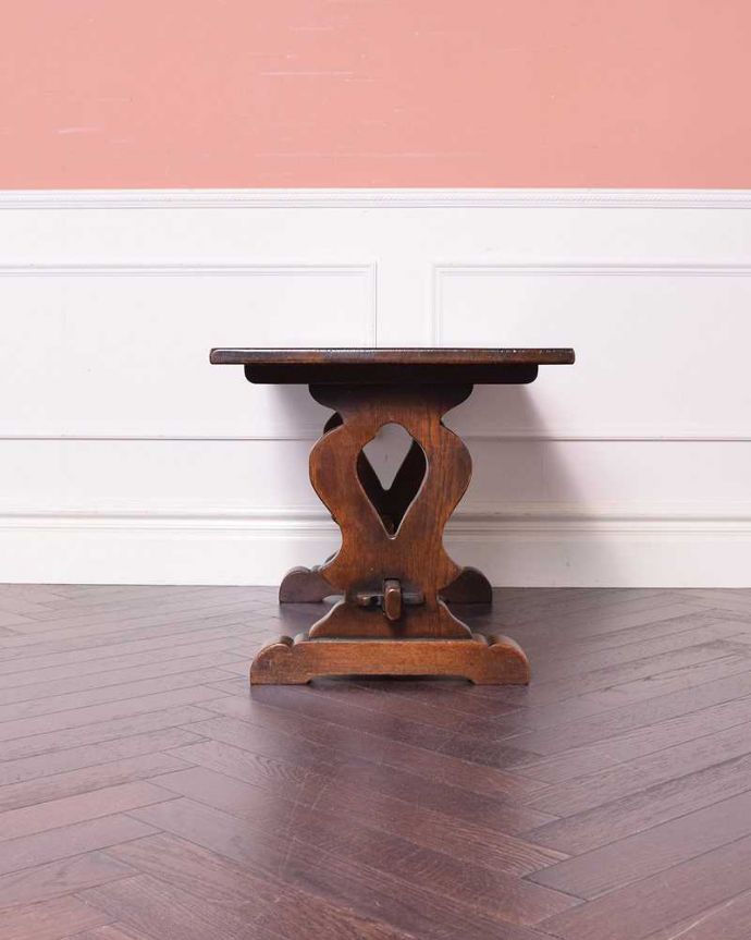 アンティークのテーブル アンティーク家具 英国スタイルのアンティーク家具、オーク材の重厚感あるコーヒーテーブル。横から見た姿もステキ横から見るとこんな感じ。(q-1179-f)