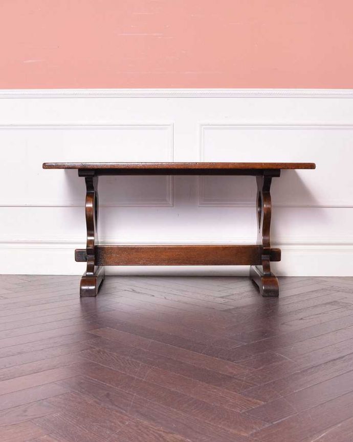 アンティークのテーブル アンティーク家具 英国スタイルのアンティーク家具、オーク材の重厚感あるコーヒーテーブル。見る角度によって見え方が違う…見る場所、角度によって、なんだか違って見えるのも面白い。(q-1179-f)