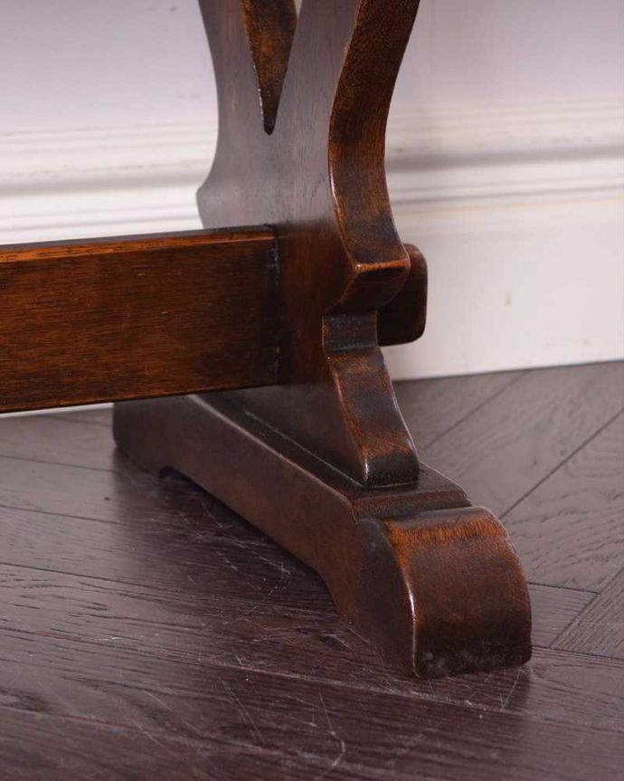 アンティークのテーブル アンティーク家具 英国スタイルのアンティーク家具、オーク材の重厚感あるコーヒーテーブル。持ち上げなくても移動できます!Handleのアンティークは、脚の裏にフェルトキーパーをお付けしていますので、床を滑らせてれば移動が簡単です。(q-1179-f)