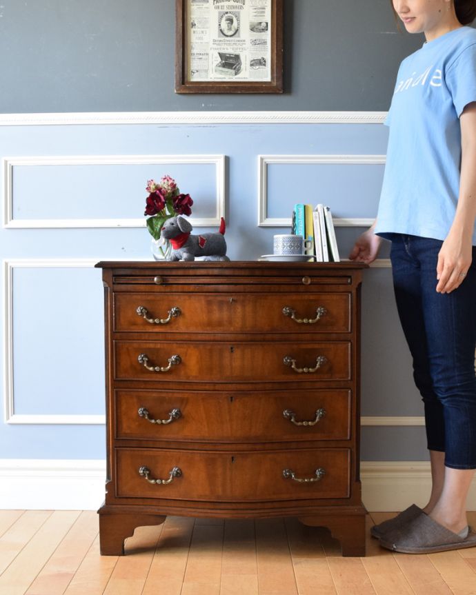 アンティークのチェスト　アンティーク家具　サイドテーブルも付いたチェストオブドロワーズ、マホガニー材の美しいアンティーク英国家具。大人の雰囲気漂う人気の英国チェストとにかく人気のあるデザイン。(q-1181-f)