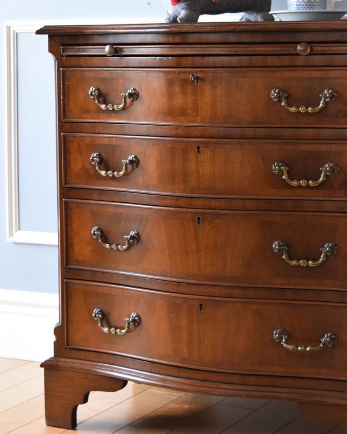アンティークのチェスト　アンティーク家具　サイドテーブルも付いたチェストオブドロワーズ、マホガニー材の美しいアンティーク英国家具。ちょっと背伸びした人気の脚のデザイン脚元を見てみるとブラケットフィート。(q-1181-f)