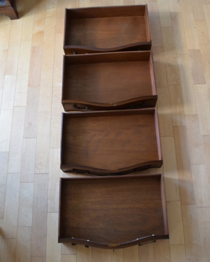 アンティークのチェスト　アンティーク家具　サイドテーブルも付いたチェストオブドロワーズ、マホガニー材の美しいアンティーク英国家具。キレイに修復しましたお洋服を入れてもいいように、引き出しの中も職人がキレイに修復しました。(q-1181-f)