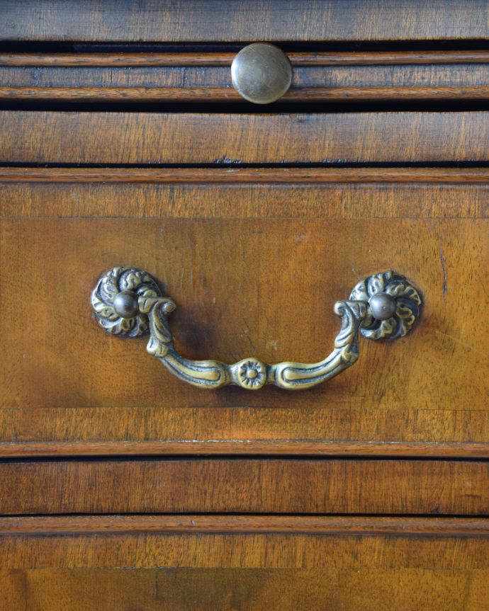アンティークのチェスト　アンティーク家具　サイドテーブルも付いたチェストオブドロワーズ、マホガニー材の美しいアンティーク英国家具。アンティークらしい取っ手アンティーク家具は取っ手のデザインまで、なんだか高級感があるんですよね。(q-1181-f)