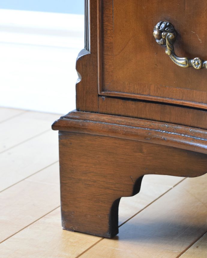 アンティークのチェスト　アンティーク家具　サイドテーブルも付いたチェストオブドロワーズ、マホガニー材の美しいアンティーク英国家具。女性1人でラクラク運べちゃう仕掛けHandleのアンティークは、脚の裏にフェルトキーパーをお付けしています。(q-1181-f)