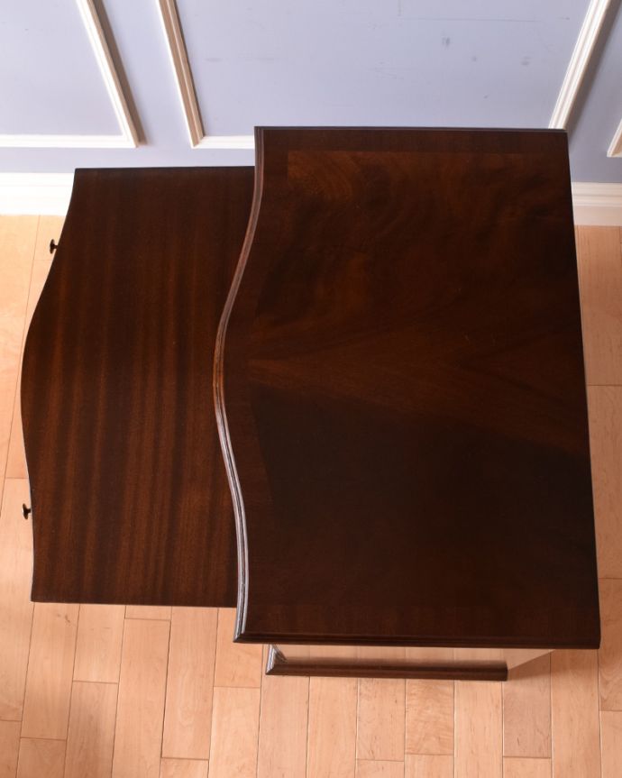 アンティークのチェスト　アンティーク家具　サイドテーブルも付いたチェストオブドロワーズ、マホガニー材の美しいアンティーク英国家具。ピカピカに仕上げました修復の時、天板もキレイに仕上げました。(q-1181-f)