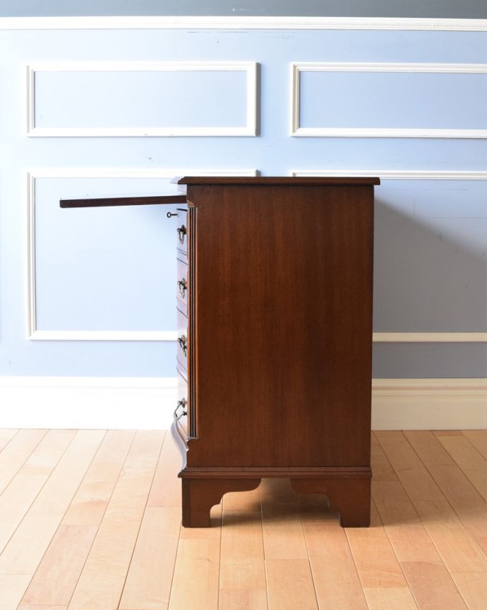 アンティークのチェスト　アンティーク家具　サイドテーブルも付いたチェストオブドロワーズ、マホガニー材の美しいアンティーク英国家具。横から見てもキレイですもちろん、横顔だってキレイ！どこから見ても絵になります。(q-1181-f)