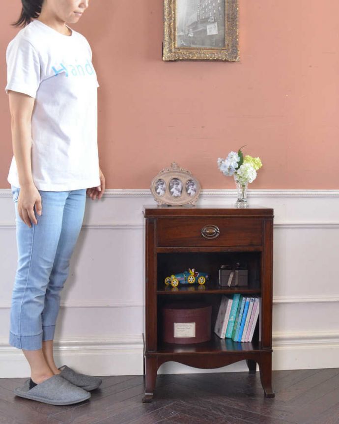 アンティークのチェスト　アンティーク家具　便利なベッドサイドカップボード（ペディスタルカップボード）、イギリスのアンティーク家具。ワクワク、楽しいディスプレイコーナーになります！本棚としてはもちろん、グラスや食器を並べて飾り棚としても素敵ですよ（モデルの身長は159cmです）。(q-1182-f)