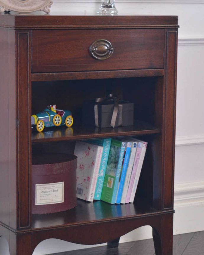 アンティークのチェスト　アンティーク家具　便利なベッドサイドカップボード（ペディスタルカップボード）、イギリスのアンティーク家具。何を置こうかな･･･濃い茶色なので、日本の和室にも合いますよ。(q-1182-f)