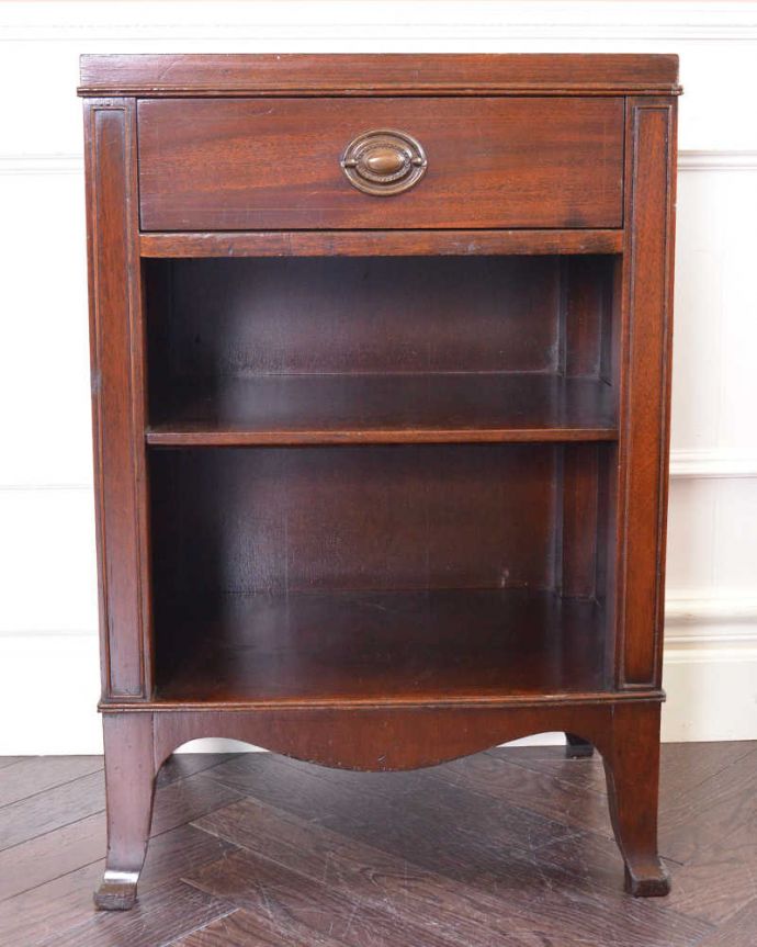 アンティークのチェスト　アンティーク家具　便利なベッドサイドカップボード（ペディスタルカップボード）、イギリスのアンティーク家具。見た目の美しさはモチロン、しっかり収納力もある優れたブックシェルフです。(q-1182-f)
