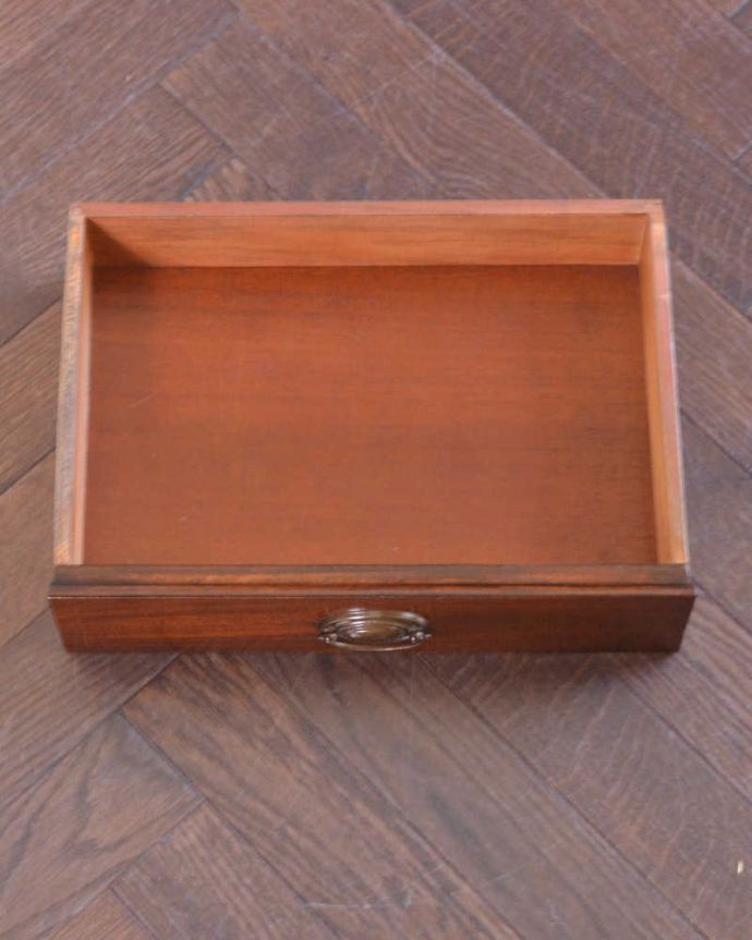 アンティークのチェスト　アンティーク家具　便利なベッドサイドカップボード（ペディスタルカップボード）、イギリスのアンティーク家具。もちろん、引き出しもキレイです！引き出しの中も専門の職人が修復したのでキレイです。(q-1182-f)