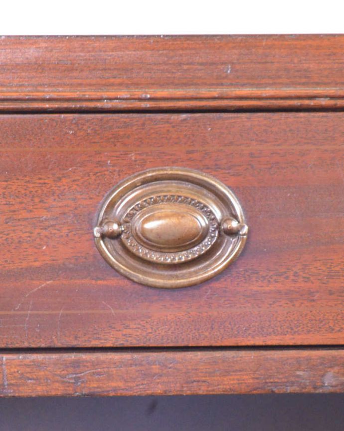 アンティークのチェスト　アンティーク家具　便利なベッドサイドカップボード（ペディスタルカップボード）、イギリスのアンティーク家具。アンティークらしい素敵な取っ手デザインが美しい取っ手。(q-1182-f)