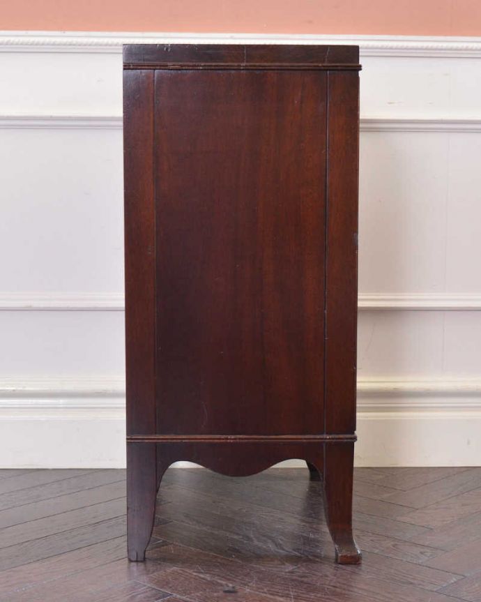 アンティークのチェスト　アンティーク家具　便利なベッドサイドカップボード（ペディスタルカップボード）、イギリスのアンティーク家具。横から見ても素敵なんですもちろん、横から見てもキレイに仕上がっているので、いろんな場所に置いて使って下さい。(q-1182-f)